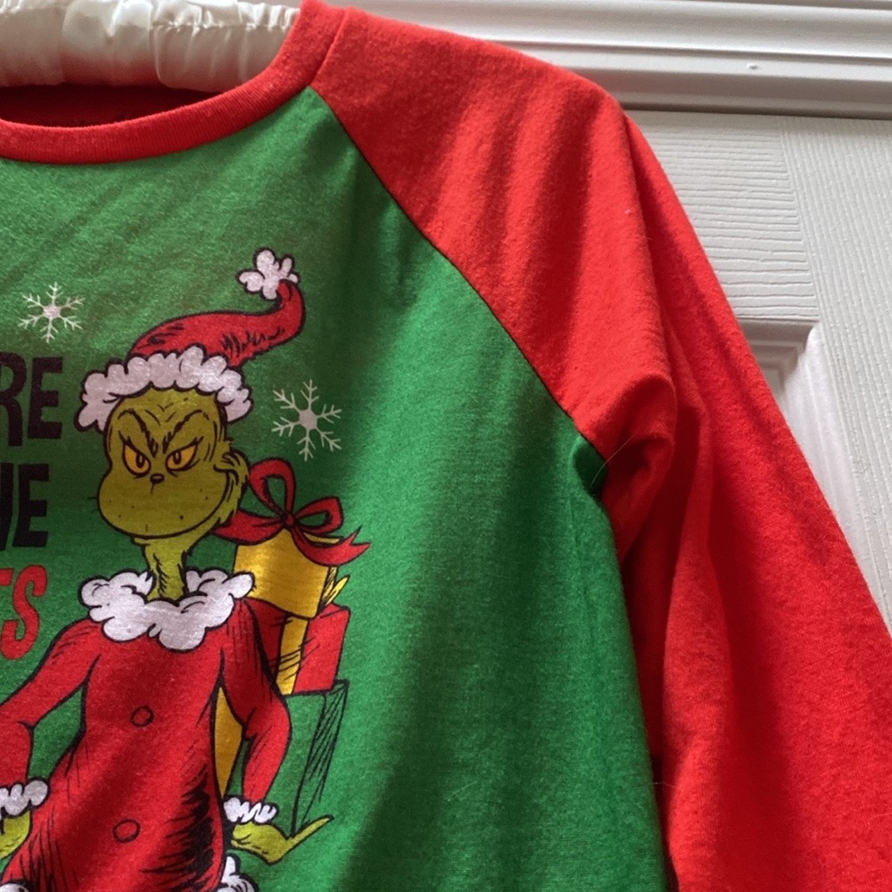 Unisex Pajama Top "I'M HERE FOR THE PRESENTS" with the Grinch, Size 10 - Picture 4 of 9